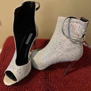 Beautiful glitter iridescent heel shoes